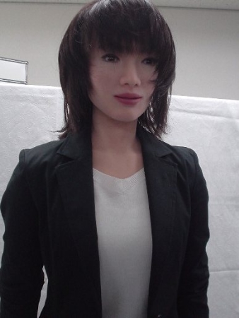 File:Gynoid-poll actroid-der.jpg