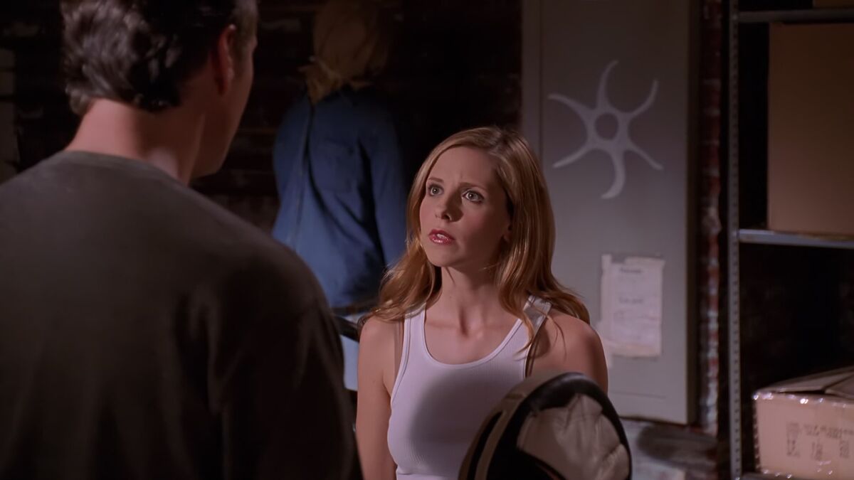 Buffy-Im Sexy Unterhemd.