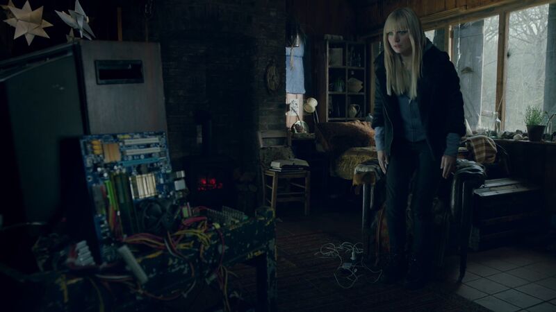 File:Humans S03E08 4.jpg